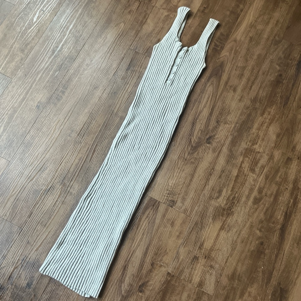 Gray ribbed knit midi / maxi dress.